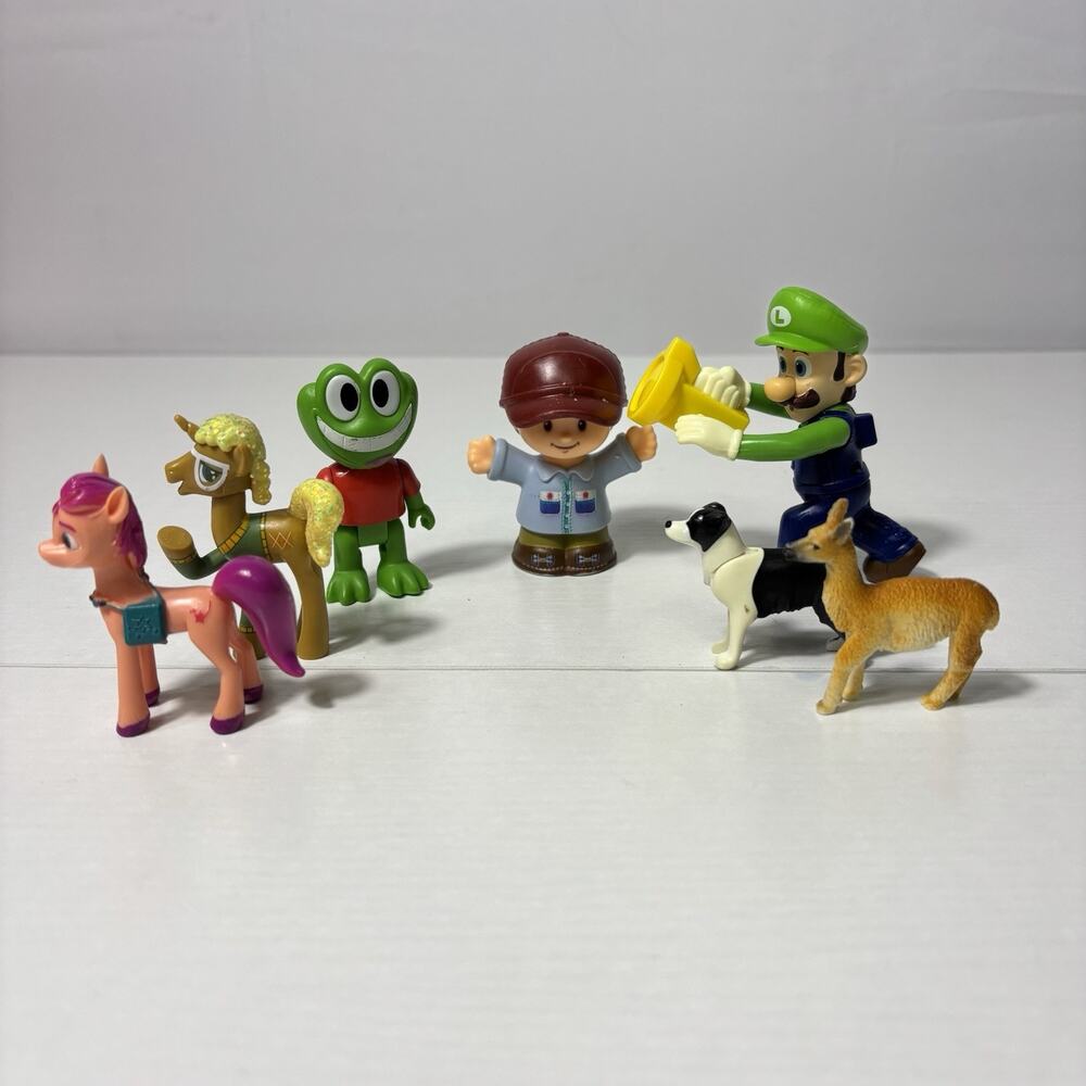 Random Small Figures Toy Lot 7 Toys Bin5